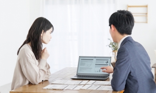 夫婦で相談中の様子