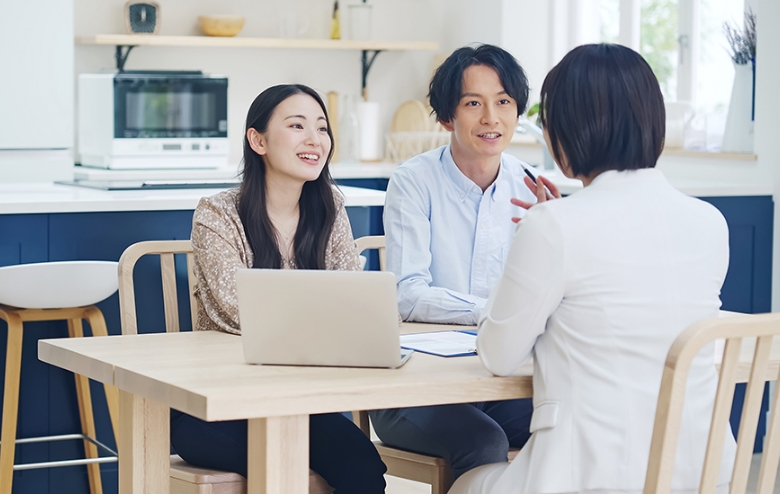 生命保険の保険見直しについて話している様子